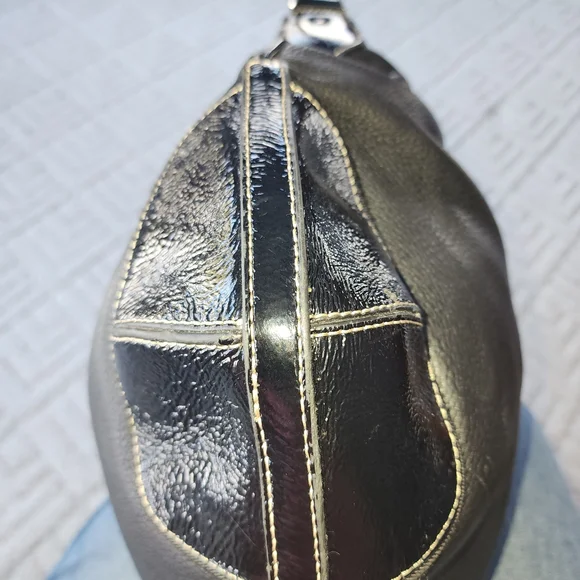 Saxx Deep Black Leather Tote Bag - Picture 5 of 16